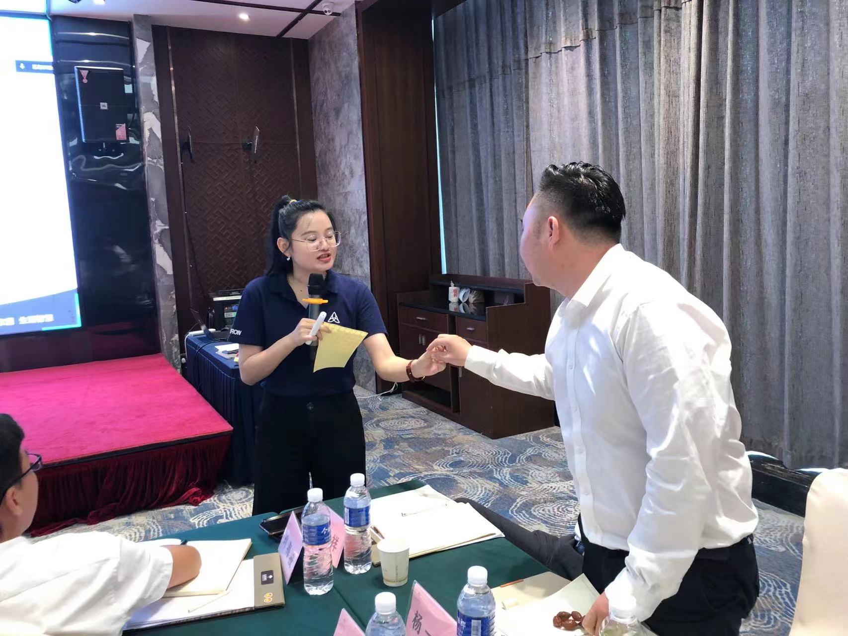 华冠家居集团8月份谋划事情聚会暨四大中心培训聚会胜利召开佛山市华冠建材有限公司 - 华冠家居集团