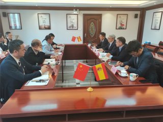  2020年11月27日，，，，，乐家集团高层向导莅临华冠建材集团总部交流事情